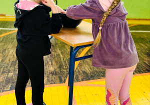 dzieci stoją przy stoliku