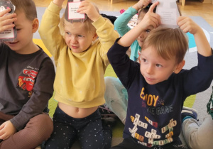 Dzieci zapoznają się ze zwyczajami kotów