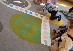 Dzieci układają domino