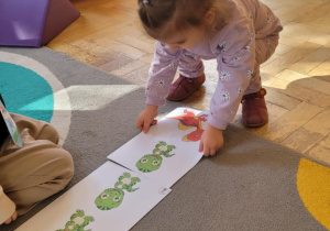 Dzieci układają domino