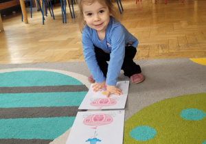 Dzieci układają domino