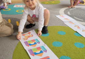 Dzieci układają domino
