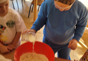 Dzieci przygotowują gofry
