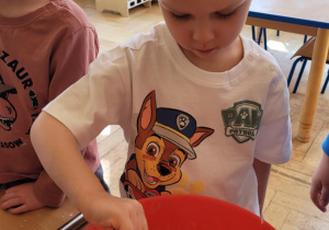 Dzieci przygotowują gofry