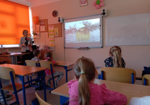 dzieci oglądają film o bocianach