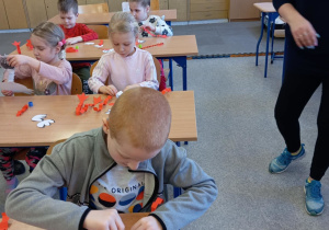 dzieci wycinają