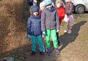 dzieci sprzątają