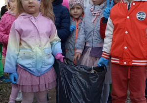 dzieci sprzątają