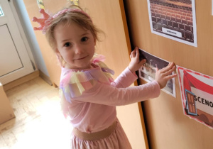 Dzieci poznają teatr