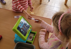 Dzieci kupują bilety do teatru