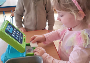 Dzieci kupują bilety