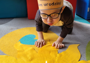 Solenizant zdmuchuje świeczki