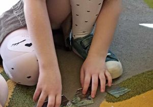 dzieci układają puzzle