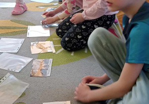 dzieci układają puzzle