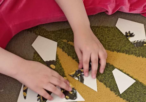 dzieci układają puzzle