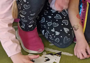 dzieci układają puzzle