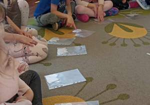 dzieci układają puzzle