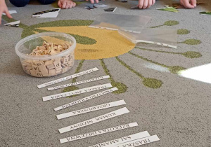 dzieci układają puzzle