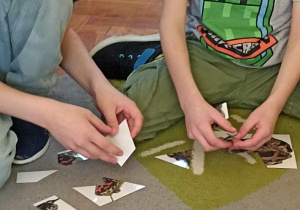 dzieci układają puzzle
