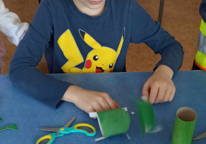 dzieci robią żabkę z kolorowego papieru