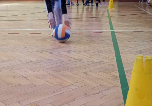 chłopiec toczy piłkę