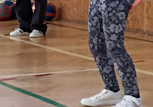 dziewczynka przechodzi przez hula hop