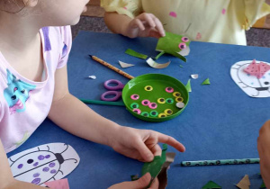 dzieci robią żabkę z kolorowego papieru