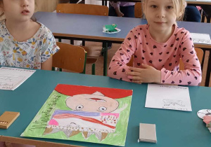 dzieci siedzą w ławce