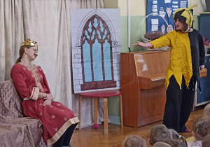 młodzież w strojach królewskich