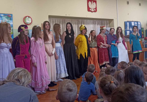 młodzież w strojach królewskich