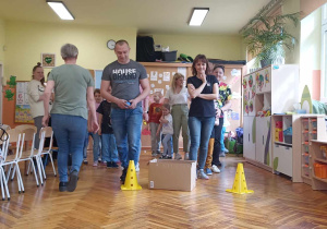 rodzice i dzieci stoją w dwóch rzędach