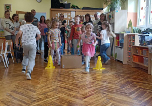 rodzice i dzieci stoją w dwóch rzędach
