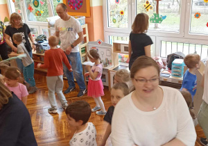rodzice i dzieci tańczą