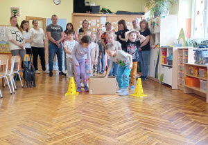 rodzice i dzieci stoją w dwóch rzędach