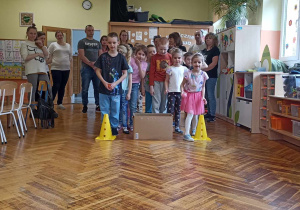 rodzice i dzieci stoją w dwóch rzędach