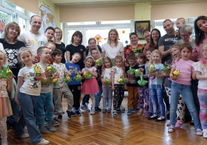 rodzice i dziedzi stoją z wykonanymi pracami