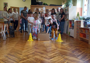 rodzice i dzieci stoją w dwóch rzędach