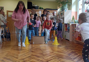 rodzice i dzieci stoją w dwóch rzędach