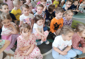 Dzieci oglądają przedstawienie