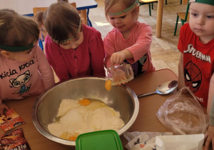 Dzieci przygotowują ciasto marchewkowe