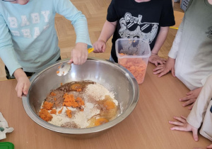 Dzieci przygotowują ciasto marchewkowe