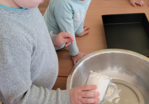 Dzieci przygotowują ciasto marchewkowe