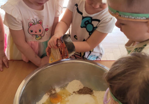 Dzieci przygotowują ciasto marchewkowe