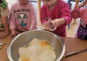 Dzieci przygotowują ciasto marchewkowe