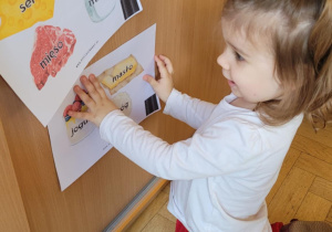 Dzieci poznają wiejskie zwierzęta