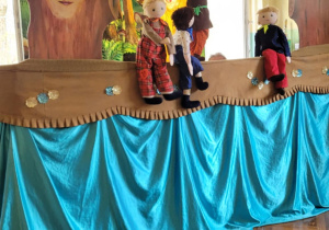 Dzieci oglądają przedstawienie teatralne