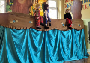 Dzieci oglądają przedstawienie teatralne