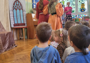 Dzieci oglądają przedstawienie