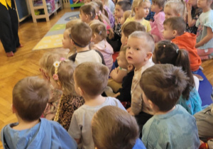 Dzieci oglądają przedstawienie