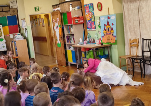 dzieci oglądają przedstawienie
